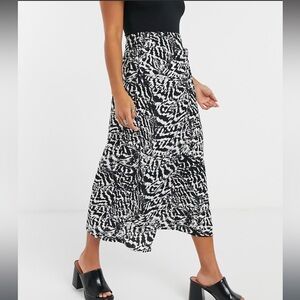 🤍TOPSHOP WRAP SKIRT / BLACK-WHITE/ SIZE 4 fits like 0-2)🖤